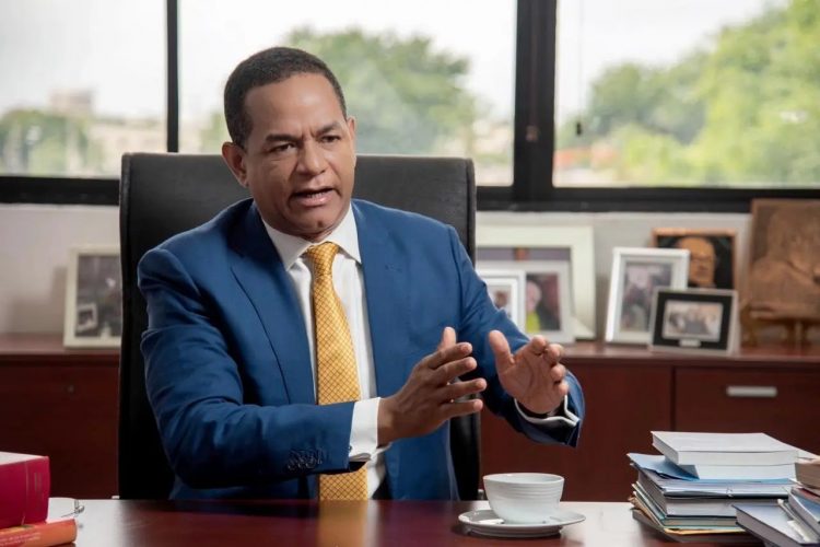 Abinader designa a Julio César Valentín como superintendente de Seguros