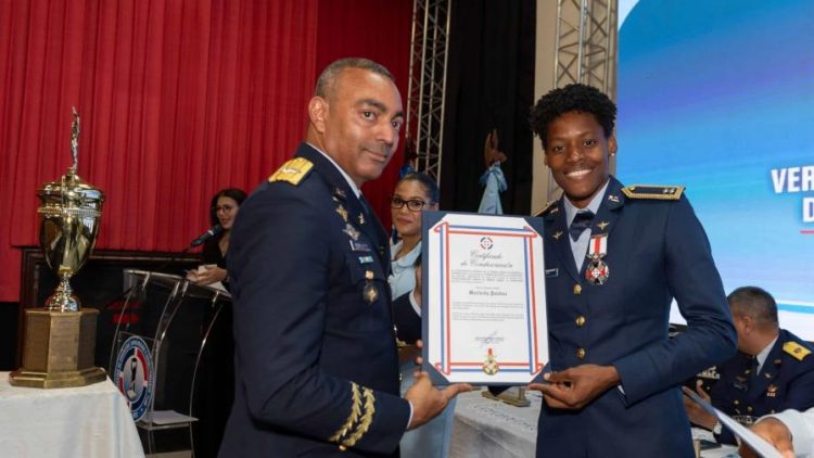 Marileidy Paulino es ascendida a primer teniente de la Fuerza Aérea
