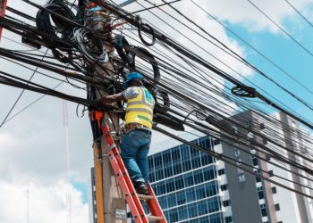 Alcaldía del Distrito Nacional realiza descontaminación visual del tendido eléctrico