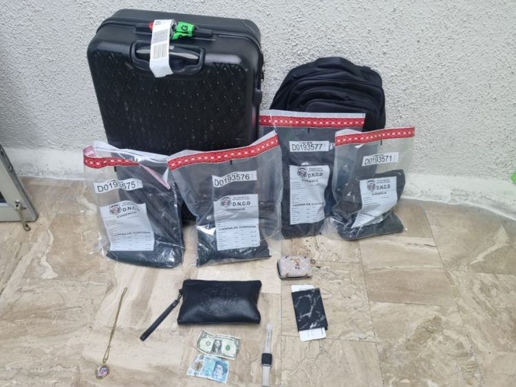 Arrestan mujer que pretendía viajar a España con más de cinco kilogramos de cocaína