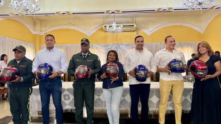Digesett entregó más de 300 cascos protectores en San Juan de la Maguana
