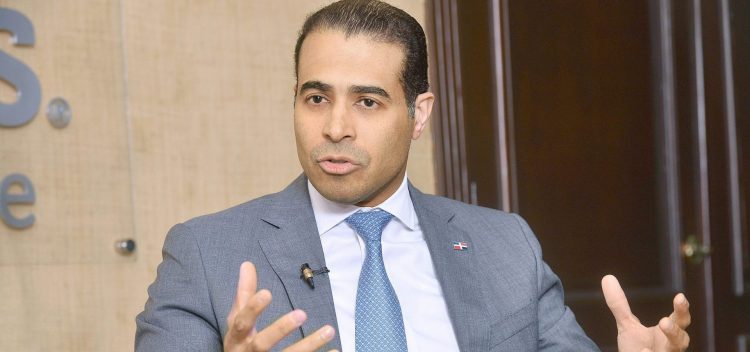 José Dantés advierte que es inconstitucional elegir a Agustín Burgos para alcalde de La Vega