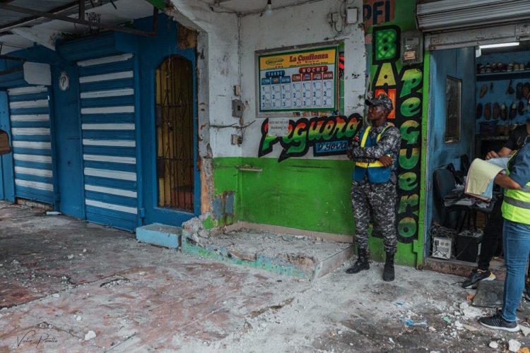 Eliminan bancas de apuestas que ocupaban aceras en la Albert Thomas del DN