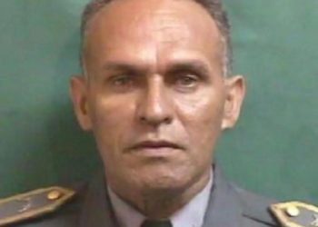 Se entrega coronel retirado que disparó al neumático de un vehículo y amenazó al conductor