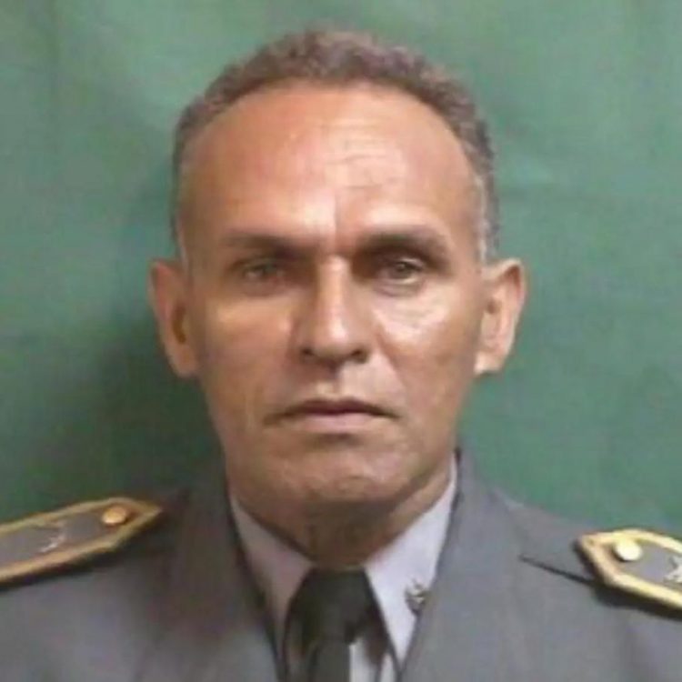 Se entrega coronel retirado que disparó al neumático de un vehículo y amenazó al conductor