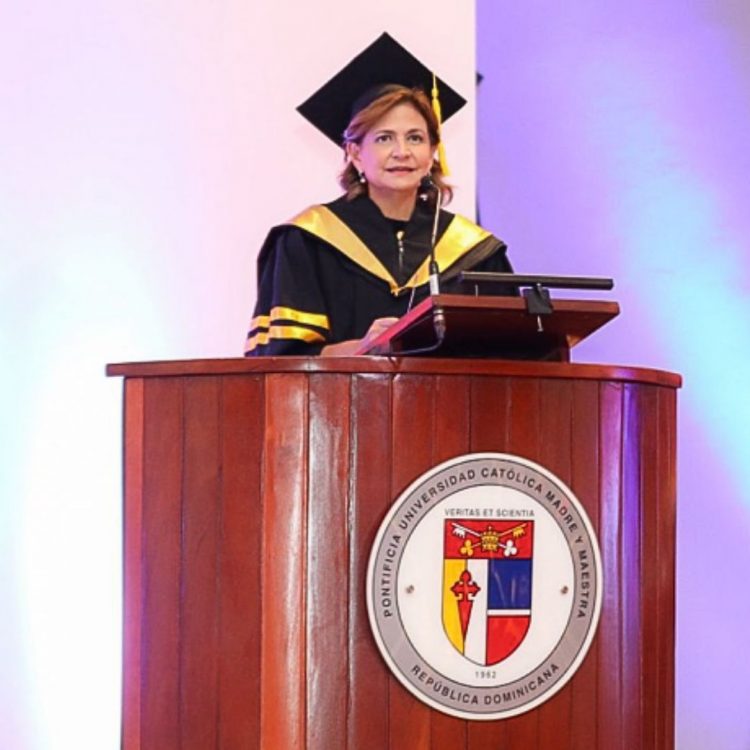 Vicepresidenta Raquel Peña regresa a las aulas como profesora universitaria