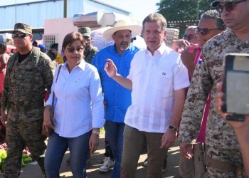 Ministro Ito Bisonó recorre mercado binacional de Dajabón