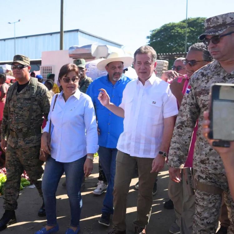 Ministro Ito Bisonó recorre mercado binacional de Dajabón