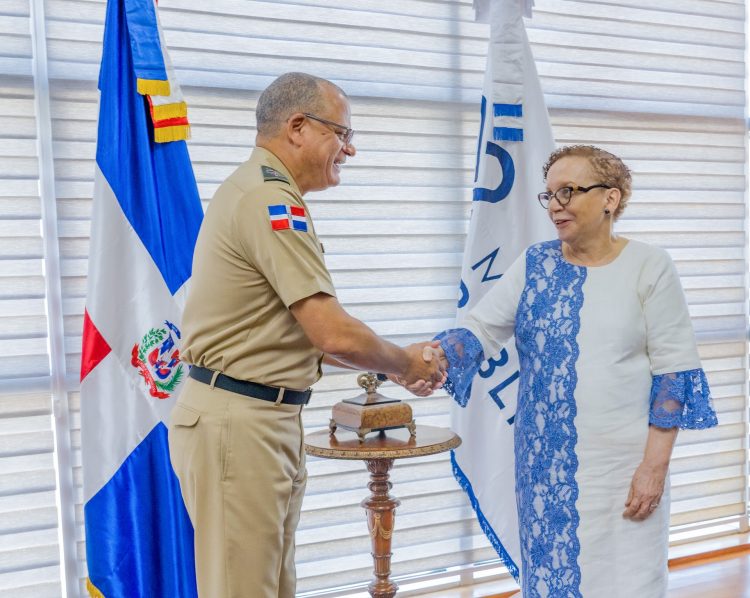 Procuradora Miriam Germán recibe en su despacho al ministro de Defensa