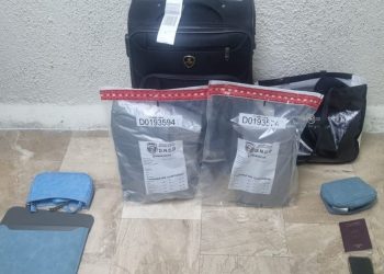 Detienen a una francesa en el aeropuerto de Punta Cana con dos paquetes de presunta cocaína