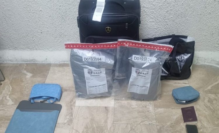 Detienen a una francesa en el aeropuerto de Punta Cana con dos paquetes de presunta cocaína