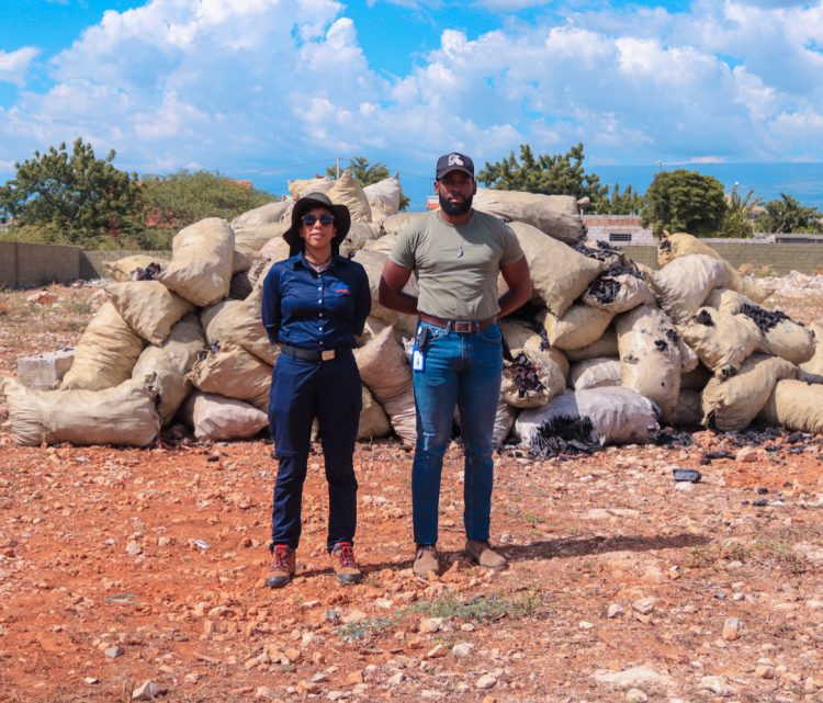 Medio Ambiente interviene en bosque seco y retiene carbón vegetal en Pedernales