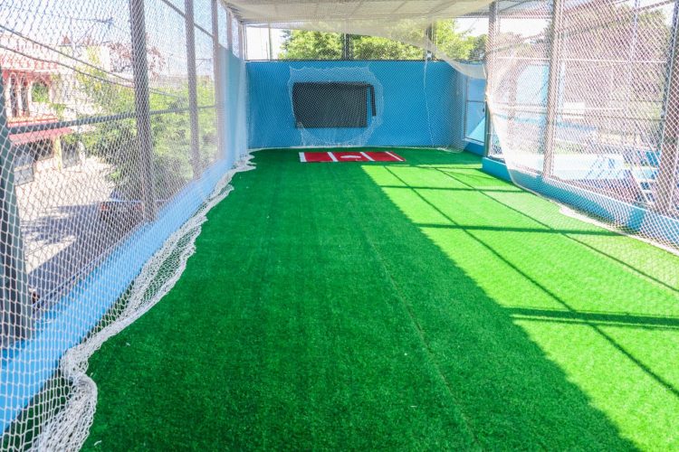 Inefi entrega caja de bateo y utilería deportiva a centro educativo de Los Minas