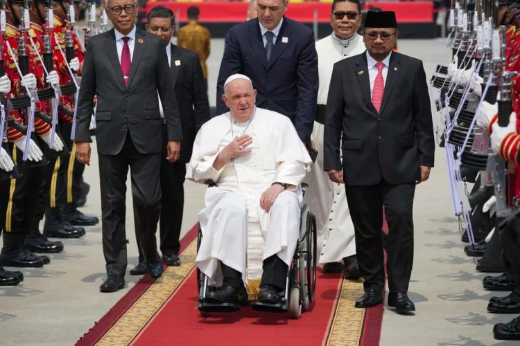 Policía de Indonesia arresta a siete personas que planeaban atacar al papa Francisco