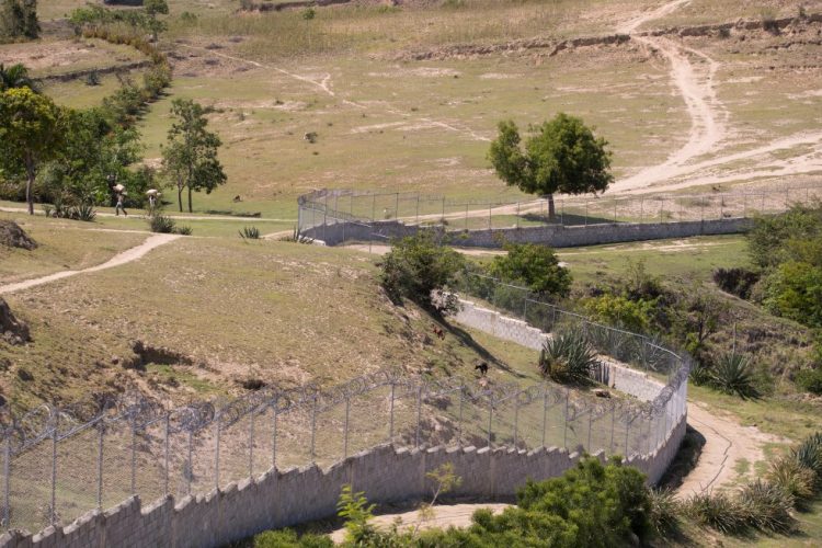Gobierno dominicano seguirá con la construcción del muro en la frontera con Haití