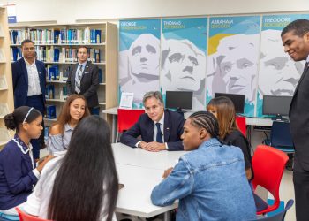 Antony Blinken se reúne con estudiantes del Programa de Inglés de Inmersión