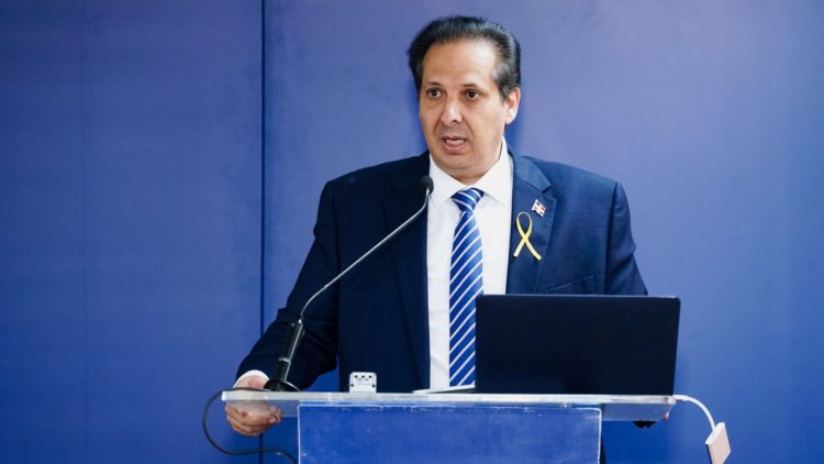 Ministro de Salud pide un compás de espera al Colegio Médico