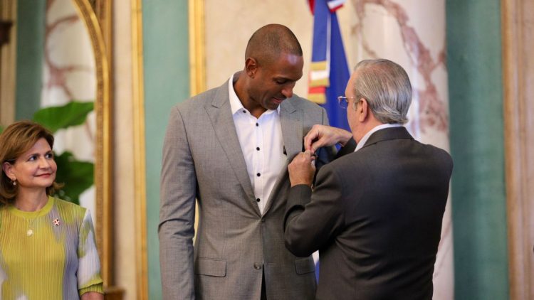 Abinader condecora a Al Horford con la Orden del Mérito de Duarte, Sánchez y Mella