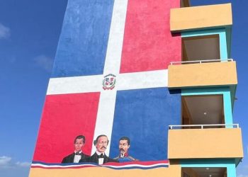 Alumnos usan una tarjeta para ‘‘ponchar” y entrar a la escuela