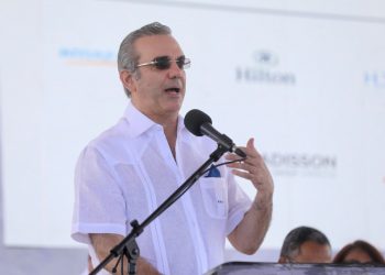 Presidente Abinader entrega 450 títulos de propiedad en azua y anuncia miles más para 2025