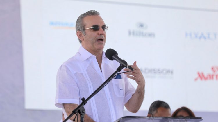 Presidente Abinader entrega 450 títulos de propiedad en azua y anuncia miles más para 2025