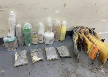 Ocupan cuatro láminas de cocaína camufladas en estuches de productos de belleza