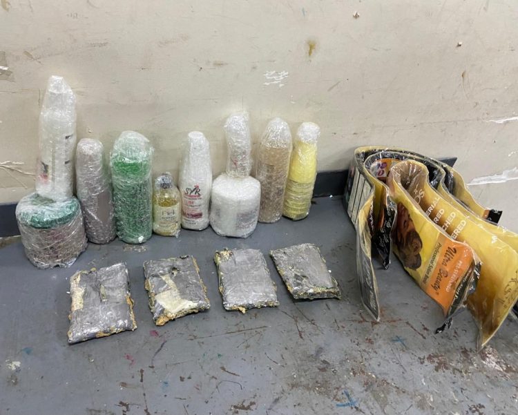 Ocupan cuatro láminas de cocaína camufladas en estuches de productos de belleza