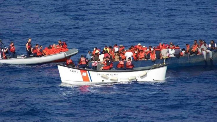 Rescatan migrantes dominicanos de una embarcación que se hundía en el Atlántico