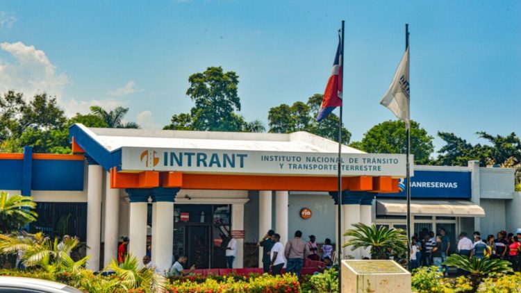 Intrant prohíbe paradas ilegales de motoristas en los corredores de autobuses
