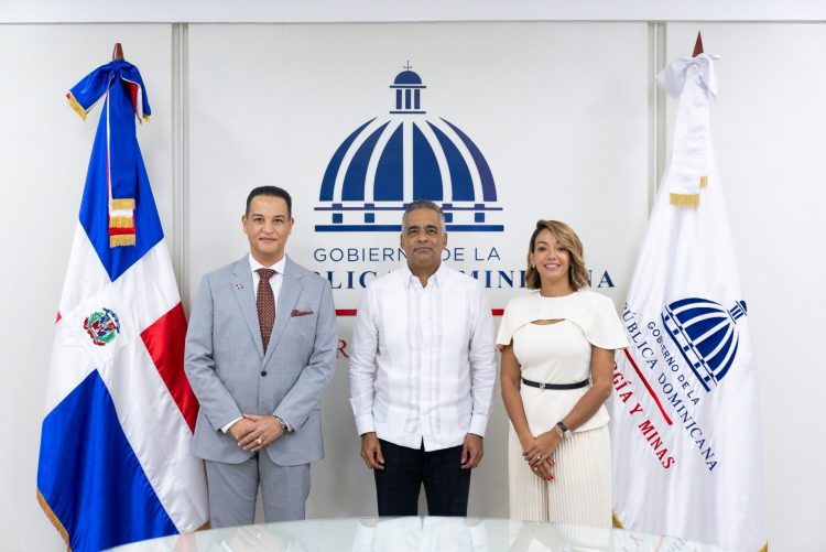 Joel Santos juramenta a nuevos viceministros de Transición Energética y Energía Nuclear