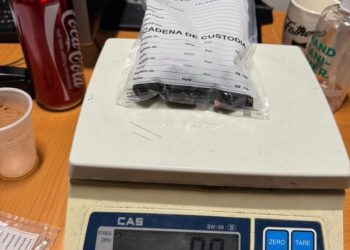 Arrestan a un francés que intentaba salir del país con 17 bolsitas de cocaína en el estómago