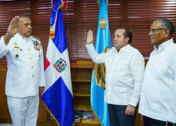 Ministro de la Presidencia juramenta al nuevo director de Migración