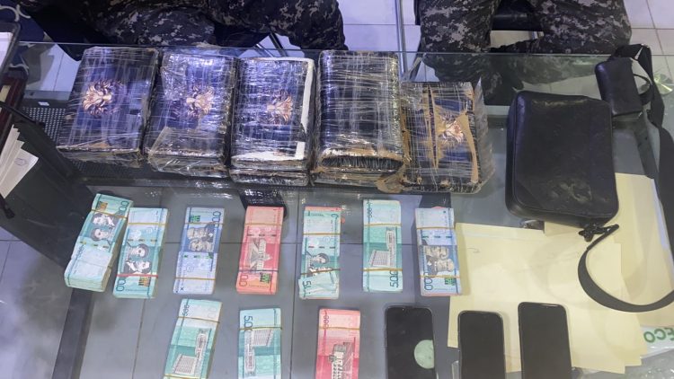 Incauta 10 paquetes de presunta cocaína y dinero en efectivo en el Distrito Nacional