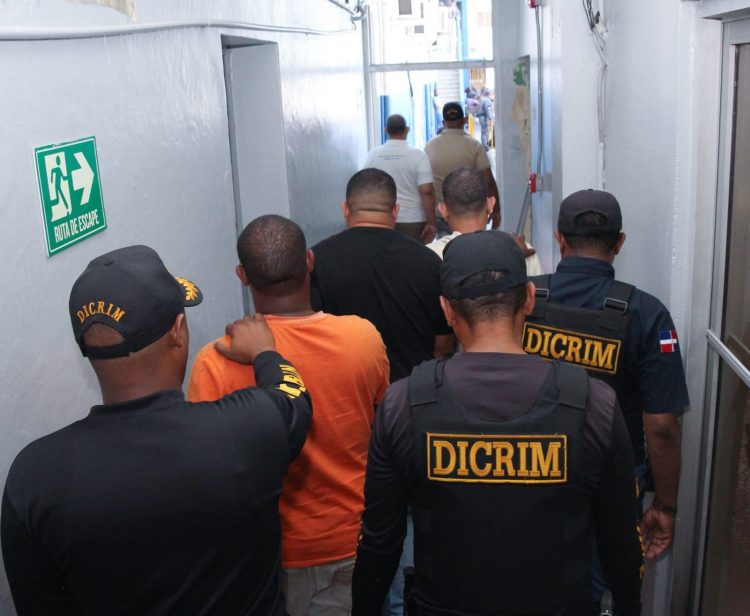 Apresan a hombres que asaltaron una joyería haciéndose pasar por agentes de la DNCD