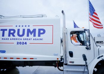 Donald Trump llega a un mitin en un camión de basura tras comentario de Joe Biden