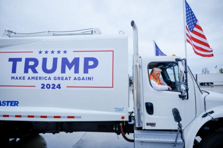 Donald Trump llega a un mitin en un camión de basura tras comentario de Joe Biden