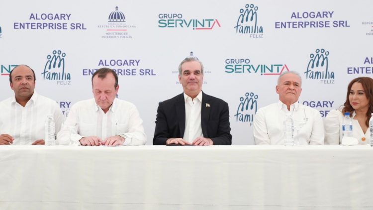 Abinader entrega 250 apartamentos a miembros de la Policía Nacional