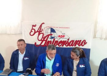 ADP anuncia paro de la docencia en Santiago a partir del 1 de noviembre