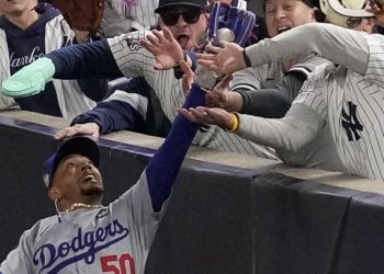 Expulsan a dos fanáticos del Yankee Stadium por interferir en atrapada de Mookie Betts