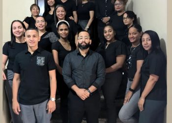 Maestros llegan a las aulas vestidos de negro en protesta por embargo de cuentas de la ADP