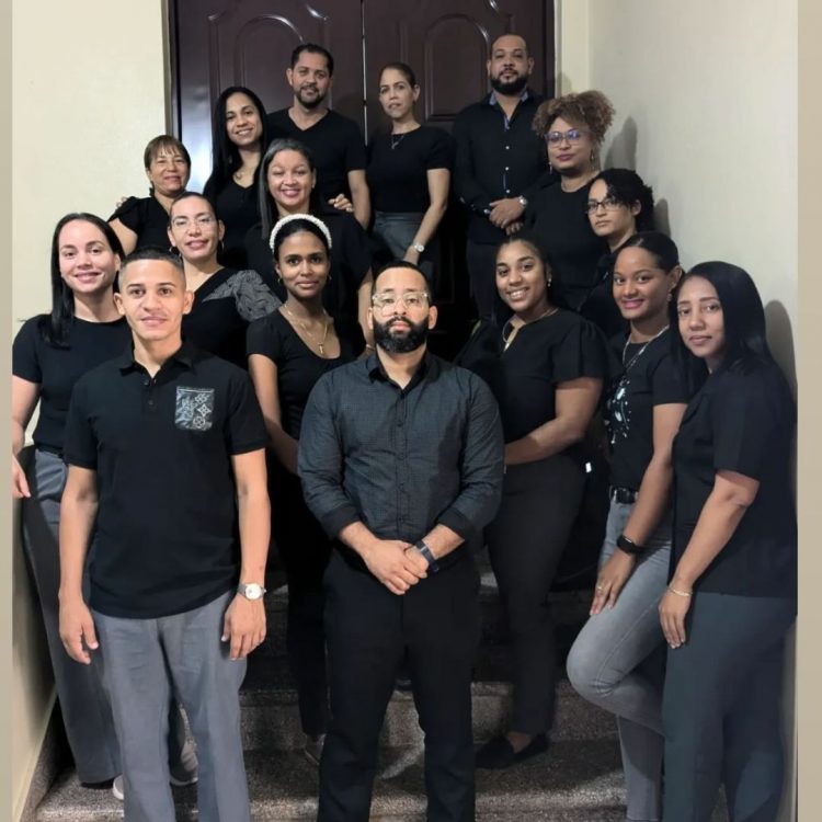 Maestros llegan a las aulas vestidos de negro en protesta por embargo de cuentas de la ADP