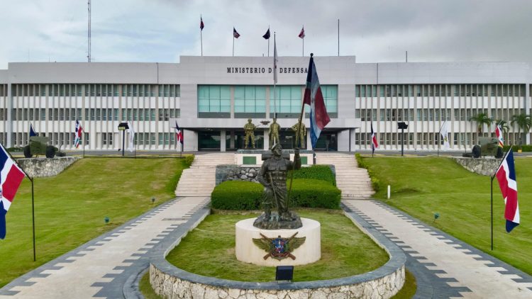 Gobierno dispone cobertura de salud del 100% para miembros de las Fuerzas Armadas