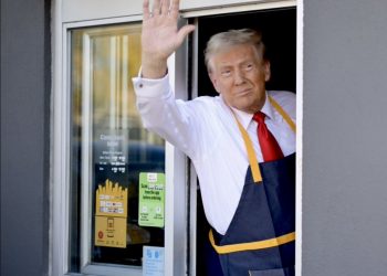 Trump cocina papas fritas en un McDonald's y asegura que Kamala Harris nunca trabajó en uno