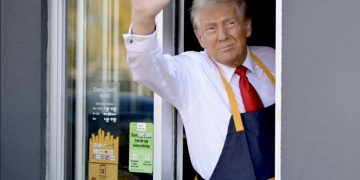 Trump cocina papas fritas en un McDonald's y asegura que Kamala Harris nunca trabajó en uno