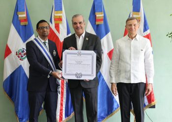 Gobierno otorga condecoración a embajador de Reino Unido de Gran Bretaña e Irlanda del Norte