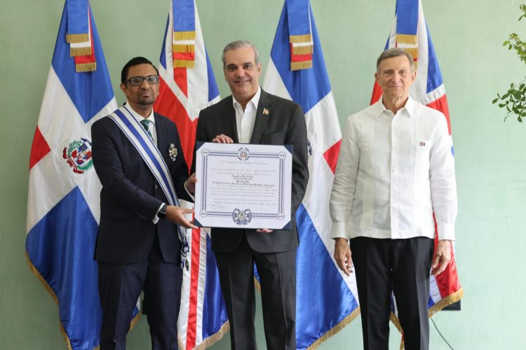 Gobierno otorga condecoración a embajador de Reino Unido de Gran Bretaña e Irlanda del Norte