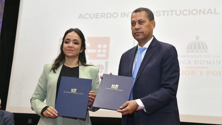 Firman acuerdo para dotar de internet y equipos tecnológicos a 63 destacamentos del país