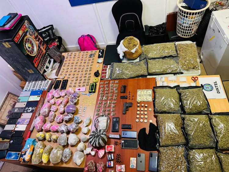 Autoridades desarticulan red de microtráfico durante allanamientos en Santiago