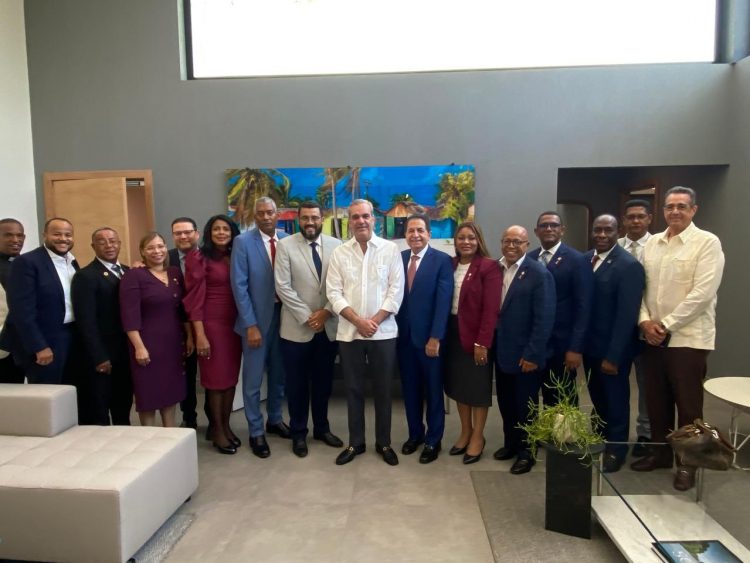 Presidente Abinader dispone tratamiento igualitario y respetar exención a las iglesias