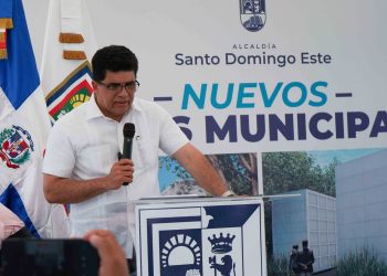 Dío Astacio afirma es responsabilidad de familiares limpiar tumbas